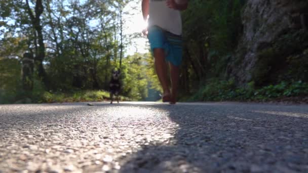 Повільний Рух Єктив Спалаху Невпізнанний Людина Біжить Босоніж Невеликою Собакою — стокове відео