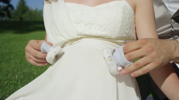 Yavaş Hareket Tanınmayan Yeni Evli Çift Parmaklarında Bebek Ayakkabıları Ile — Stok video