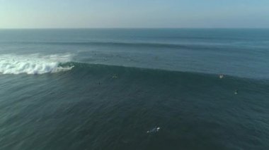 Havadan: Kolay sörfçülerin üzerinde uçmak ve tüp dalgalarını kırmak. Tanınmayan insanların destansı havadan çekilmiş fotoğrafları sıraya girip büyük bir okyanusa biniyor. Sörfçüler dalgalar oyma çift.