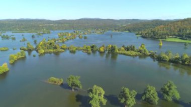 Hava: Sonbahar öğleden sonra şiddetli yağış sonrası kasvetli sular ve ormanlar sular altında. Sonbahar yeşil doğa nehirler ve şiddetli yağmur şişme tarafından boğuldu. Karst doğal afet yıkıcı sonucu.
