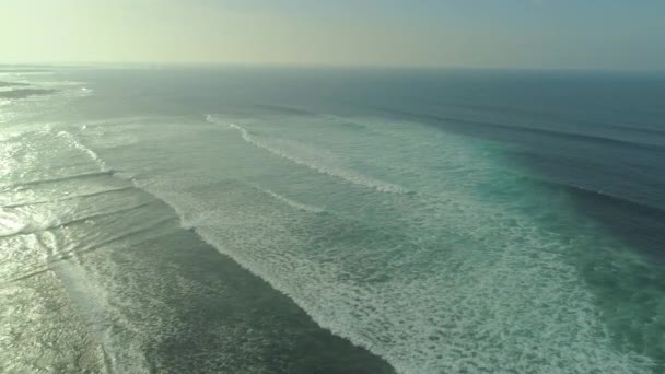 Aerial Ondas Lisas Cristalinas Aproximando Lentamente Costa Grande Distância Céu — Vídeo de Stock