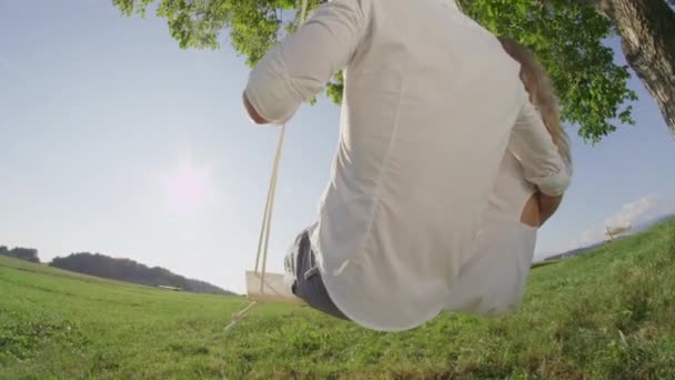 Moción Lenta Pareja Joven Encantadora Balanceándose Bajo Árbol Campo Sonriendo — Vídeo de stock