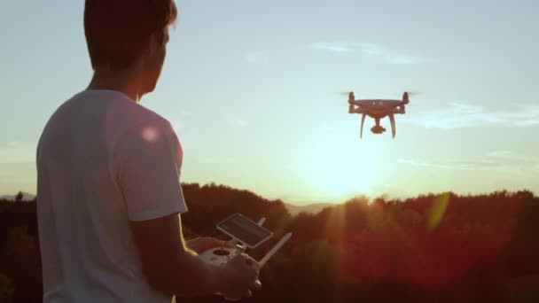 Lent Motion Close Lens Flare Jeune Homme Volant Quadro Drone — Video
