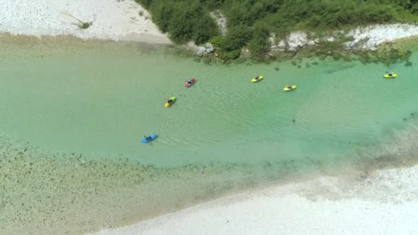 空中极限皮划艇划沿着令人惊叹的河流流槽绿色山谷 暑假休闲皮划艇旅游导游领导小组 人们划着翠绿的索卡河皮划艇 — 图库视频影像