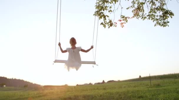 Lent Motion Fermer Petite Fille Méconnaissable Balançant Sur Une Balançoire — Video