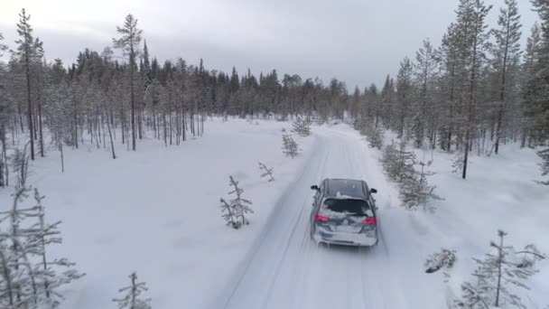 Antenna Repülő Felett Autó Vezetés Csúszós Kapcsolja Üres Havas Úton — Stock videók