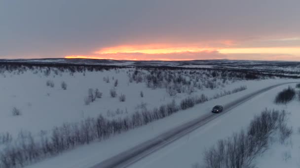 Hava Altın Gün Doğumunda Soğuk Kış Taşrasında Kaygan Karlı Yol — Stok video