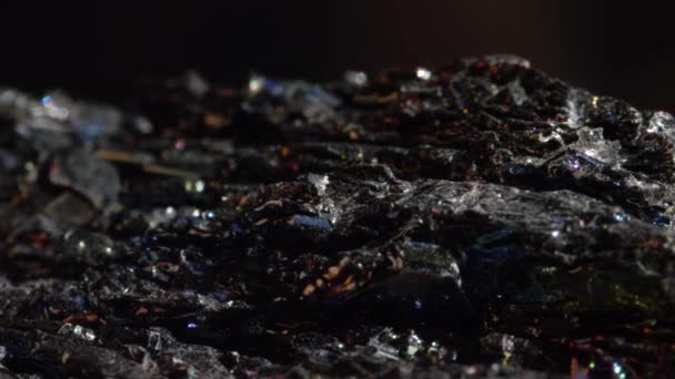 微距特写 充满活力的赤铁矿 玻璃像表面一样在光线下闪闪发光 带金属光泽的深色脆性矿物 抛光形式的氧化铁 具有消除消极情绪的能力 — 图库视频影像