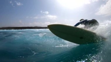 Yavaş Hareket, Lens Flare: Cool sörfçü adam büyük okyanus dalga oyma ve kamera su sıçramaları. Kanarya Adaları yakınlarındaki parlak yaz güneş ışınları nda müthiş dalgalar sürme erkek surfboarder Sinematik atış.