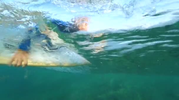 Podvodní Pomalý Pohyb Extrémní Surfař Vlně Svém Surfu Krásném Modrém — Stock video