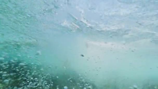 Undervattens Slow Motion Oigenkännlig Surfare Rida Liggande Sin Surfbräda Genom — Stockvideo