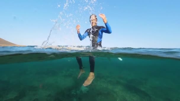 슬로우 클로즈업 아름다운 손으로 튀기는 수정처럼 바다에서 보드에 재미있게 즐기는 — 비디오
