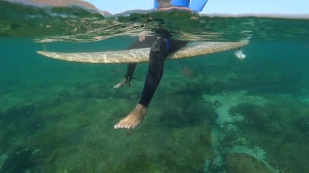 Onderwater Slow Motion Pro Mannelijke Surfer Zittend Surfplank Heldere Blauwe — Stockvideo