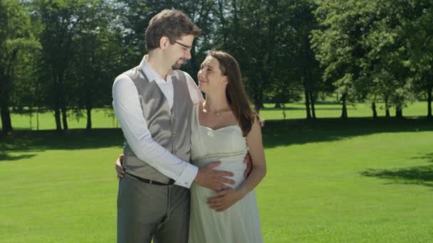 Pomalý Pohyb Zavřít Muž Žena Lásce Očekávají Dítě Políbí Těhotnou — Stock video