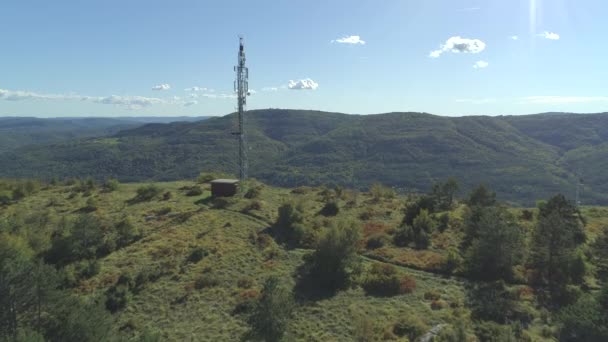 Aerial Flying Close Enormous Gsm Antenna Tower Surging Road Hill — Αρχείο Βίντεο