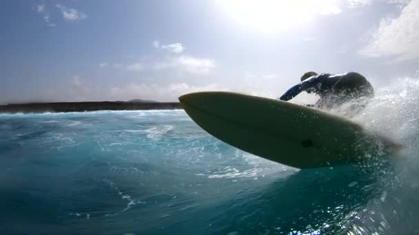 Slow Motion Lens Flare Coole Surfer Guy Carves Big Ocean — Stockvideo