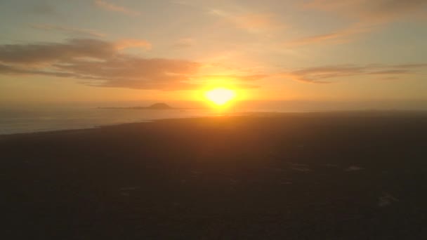 AÉRIEN : Paysage à couper le souffle sur l'île de Fuerteventura aux Canaries au coucher du soleil doré lors d'une chaude soirée d'été. Surfeurs paradis couvert de lumière du soleil. Paysages paisibles dans les îles Canaries .