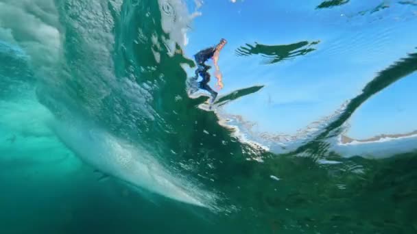 Slow Motion Onderwater Onherkenbaar Mannelijke Surfer Die Onverschrokken Een Grote — Stockvideo