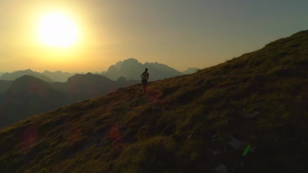 Antenne Überfliegt Junge Wanderin Auf Ihrem Weg Bergauf Wanderin Hebt — Stockvideo