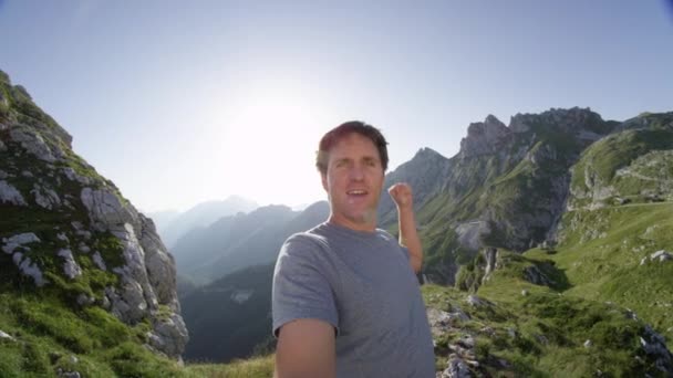 Selfie Ritratto Eccitato Giovane Che Selfie Cima Splendide Montagne Estate — Video Stock