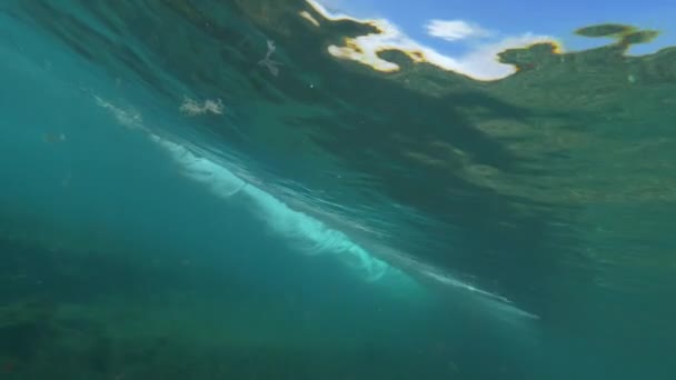 水下慢动作 强力发泡管波向岸边移动 击中相机将其击出 潜在危险但美丽的桶波显示其破坏力 — 图库视频影像