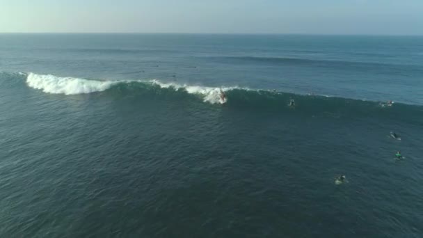 Aerial Onherkenbaar Mannelijke Surfer Rijden Een Golf Als Anderen Nog — Stockvideo