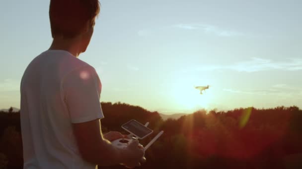 Lent Motion Close Lens Flare Jeune Homme Volant Quadro Drone — Video