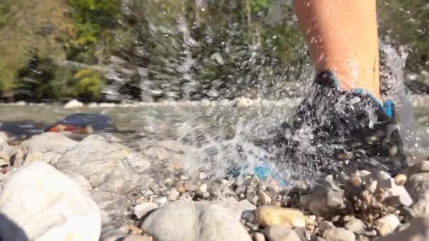 Slow Motion Close Gocce Acqua Ciottoli Volano Mentre Una Ragazza — Video Stock