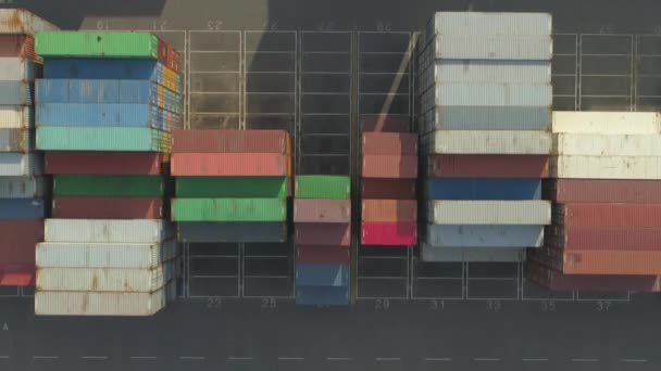 Von Oben Nach Unten Markenlose Frachtcontainer Beladen Mit Waren Die — Stockvideo