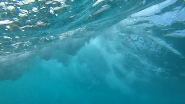 スローモーション 大きな深い青い海の波が壊れ 飛び散る 深い青い水から熱帯の島の近くの美しい海のガラス状の表面に向かって上昇するカメラ 青い海水が押し寄せる — ストック動画