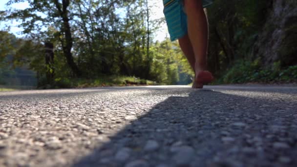 Slow Motion Lins Utflytning Okänd Barfota Man Kör Ensam Genom — Stockvideo