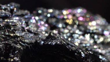 Bokeh: Metalik yüzey gibi bir cam ile demir oksit mineral formu yoğun ışık altında parlar. Radyant Hematit çeşitli renklerde parıldayan. Koyu Hematit yarı değerli takı kullanılan.