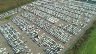 Anten: Yepyeni araba büyük otopark ile büyük sanayi bölgesi üzerinde uçan. Birçok beyaz araba büyük liman park alanında satış ve ulaşım bekliyor. Otomobil endüstrisi.
