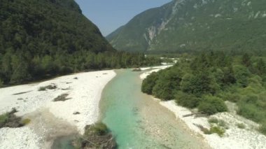 Anten: Zümrüt dağ nehri güneşli bir günde pitoresk vadi de akan. Bovec vadisinde Turkuaz Soca nehri, Slovenya. Yüksek dağların altında yalak yeşil vadi akarsu Çarpıcı su yolu.