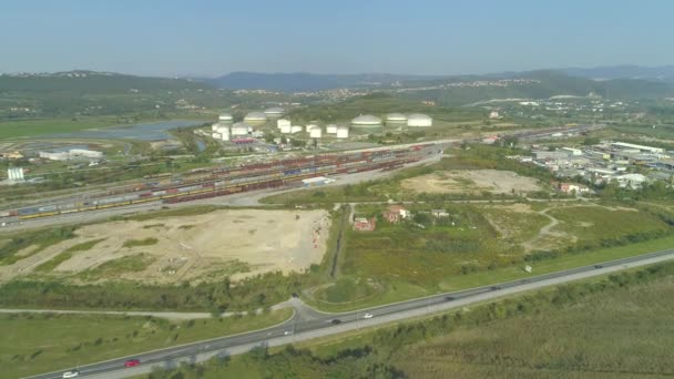 Aerial Sobrevolando Una Gran Zona Industrial Con Muchos Trenes Carga — Vídeo de stock