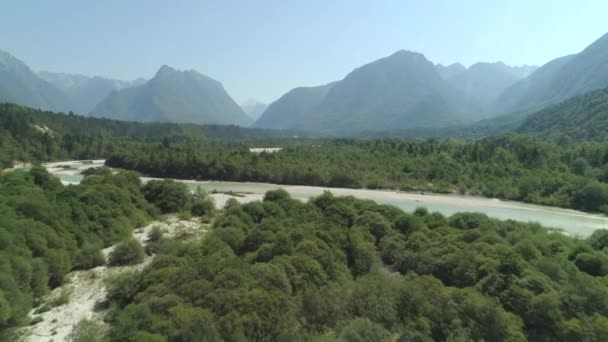 Aerial Emerald Mountain River Loopt Door Pittoreske Vallei Zonnige Dag — Stockvideo