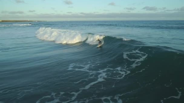 Aerial Powolny Ruch Ekstremalne Męski Surfer Surfboard Jazda Falach Wcześnie — Wideo stockowe