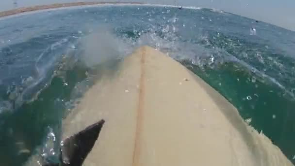 Slow Motion Pov Surfer Wiosłowanie Połowu Fali Krystalicznie Czyste Ocean — Wideo stockowe