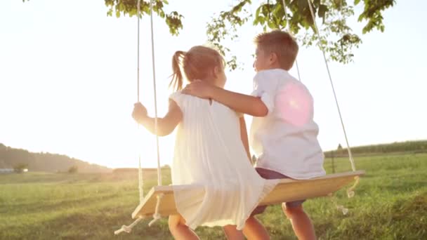 Movimiento Lento Cerrar Par Niños Felices Abrazándose Balanceándose Columpio Madera — Vídeos de Stock
