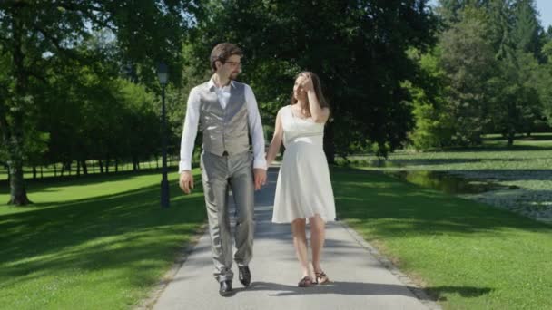 Low Motion Feliz Casal Grávida Mãos Dadas Caminhando Vale Parque — Vídeo de Stock