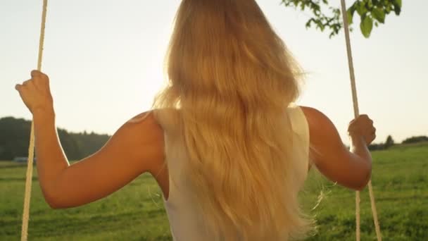 Slow Motion Närbild Oigenkännlig Ung Kvinna Med Långt Blont Hår — Stockvideo
