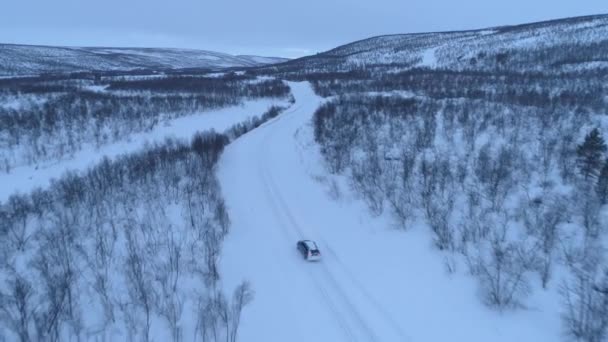 Aerial Volando Por Encima Coche Que Conduce Carretera Paisajística Escénica — Vídeo de stock