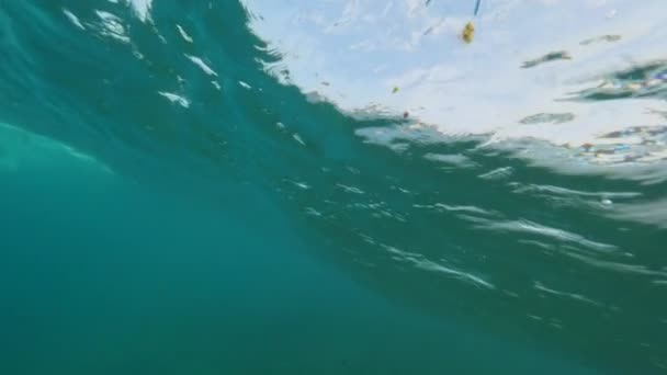 水下慢动作 在水下形成波浪桶 旋转的气泡浮出水面 加那利群岛上浓郁的蓝色海洋 洛博斯岛上迷人的水生世界 — 图库视频影像