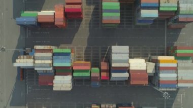 Koper Slovenya, Temmuz 2017: Endüstriyel depoda taşınmayı bekleyen mallarla dolu Havadan Yukarıdan Aşağıya Kargo konteynerleri. Limanda nakliye konteynerleri. Endüstriyel limanda yük konteyneri depolama