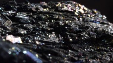 Makro Yakın Çekim: Metalik bir yüzeye sahip parıldayan koyu Hematit. Yoğun köpüklü detay ile demir oksit mineral formu. Onun dünyevi enerji ve feng shui kullanımı için bilinen hematit Radyant parçası