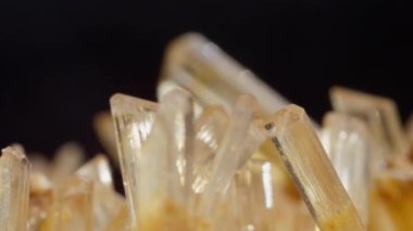 Makro Dof: Büyüleyici yarı değerli taş, limon kuvars, parlak ışık altında parlayan. Keskin kenarları parlak olan süs sarımsı değerli taş. Altın benekli sarı kuvars Makro çekim.