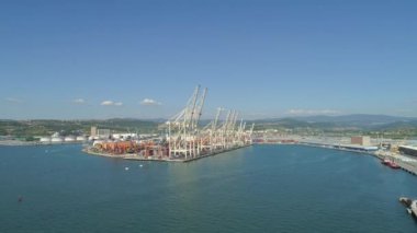 Hava: Yük konteynerleri ve yükleme vinçleri dolu büyük uluslararası deniz limanı. Endüstriyel liman konteyner sevkiyatı ithalatı için bekliyor. Büyük ticari tersanede kargo yükleme için büyük vinçler