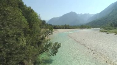 Anten: Zümrüt dağ nehri güneşli bir günde pitoresk vadi de akan. Bovec vadisinde Turkuaz Soca nehri, Slovenya. Yüksek dağların altında yalak yeşil vadi akarsu Çarpıcı su yolu.