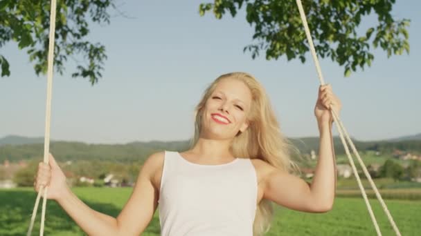 Low Motion Fechar Retrait Lovely Jovem Mulher Balançando Campo Ensolarado — Vídeo de Stock