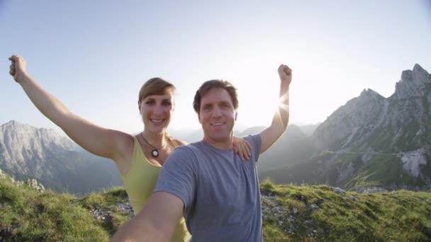 Selfie Portrait Emocionada Pareja Joven Tomando Selfie Cima Hermosas Montañas — Vídeo de stock